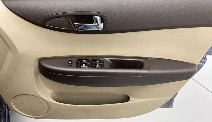 2011 Hyundai i20 MAGNA O 1.2, Petrol, Manual, 86,282 km, Driver Side Door Panels Control