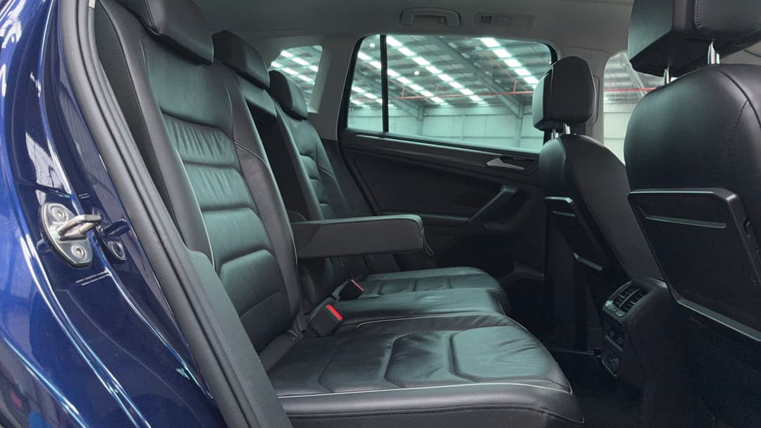 2018 Volkswagen Tiguan 162 Tsi Highline, Automatic, 91403 km, Right Side Rear Door Cabin View