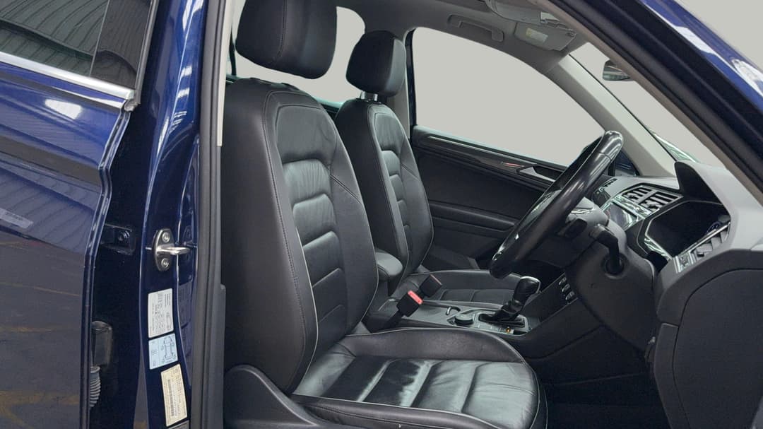 2018 Volkswagen Tiguan 162 Tsi Highline, Automatic, 91403 km, Right Side Front Door Cabin View