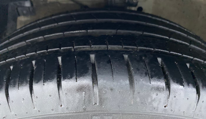 2017 Maruti Ciaz 1.4 S, Petrol, Manual, 12,142 km, Left Front Tyre Tread
