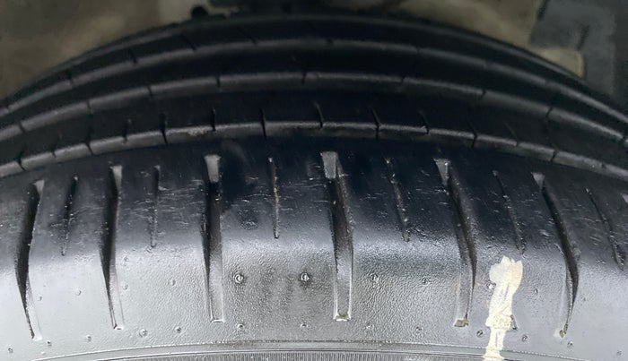 2017 Maruti Ciaz 1.4 S, Petrol, Manual, 12,142 km, Right Front Tyre Tread