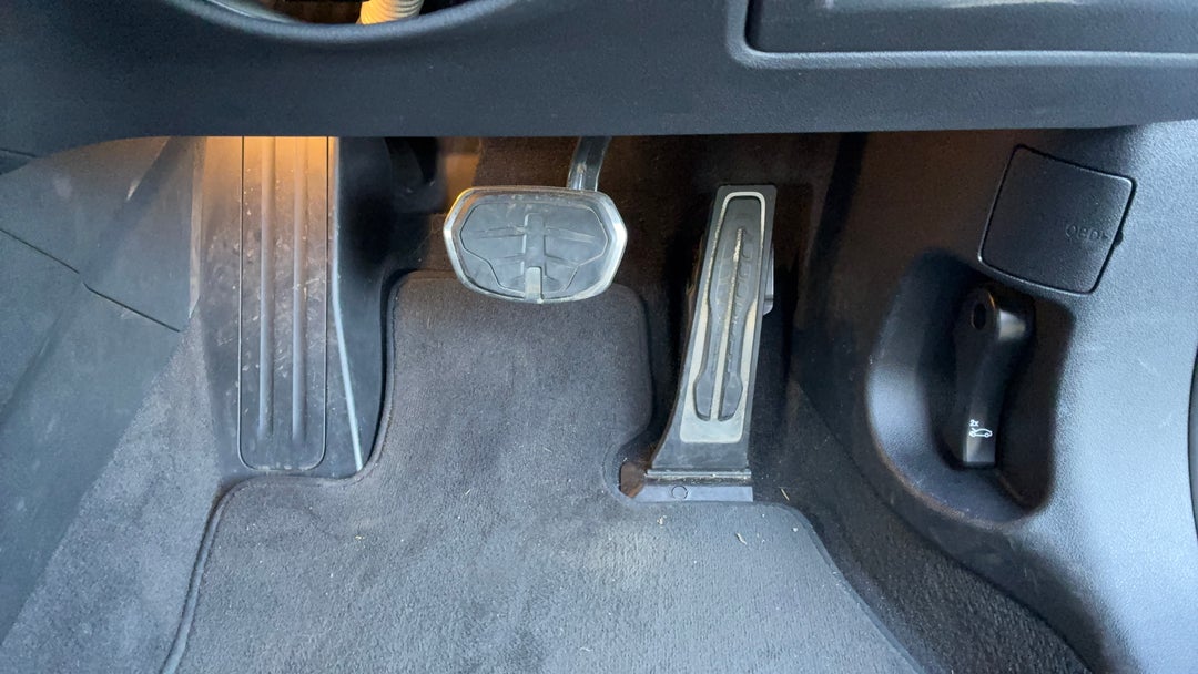 2020 BMW 1 18i M Sport, Automatic, 30322 km, Pedals and Footmat