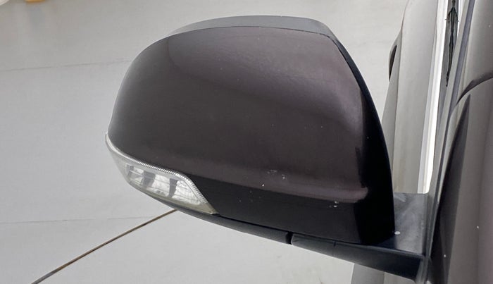 2014 Mahindra XUV500 W8, Diesel, Manual, 1,06,266 km, Right rear-view mirror - Minor folding noise