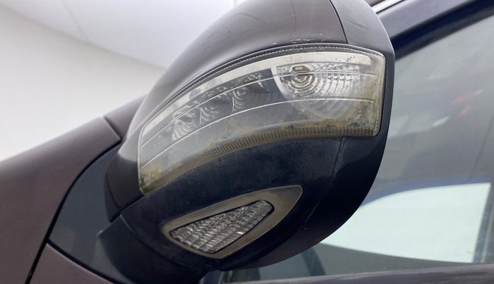 2014 Mahindra XUV500 W8, Diesel, Manual, 1,06,266 km, Left rear-view mirror - Indicator light has minor damage