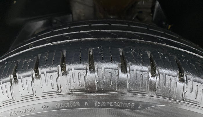 2014 Mahindra XUV500 W8, Diesel, Manual, 1,06,266 km, Left Front Tyre Tread