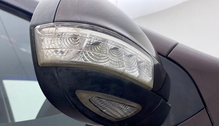 2014 Mahindra XUV500 W8, Diesel, Manual, 1,06,266 km, Right rear-view mirror - Indicator light has minor damage