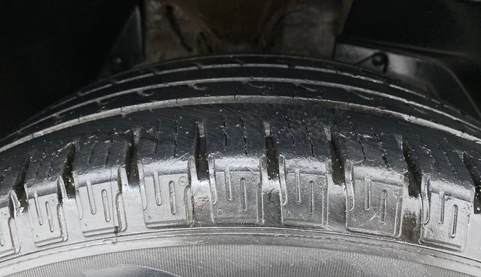 2014 Mahindra XUV500 W8, Diesel, Manual, 1,06,266 km, Right Front Tyre Tread