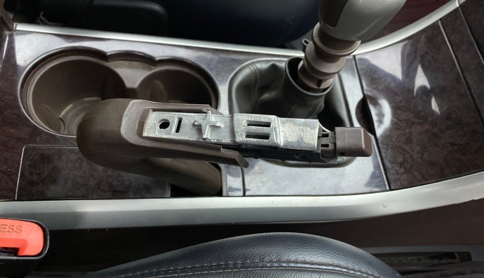 2014 Mahindra XUV500 W8, Diesel, Manual, 1,06,266 km, Gear lever - Hand brake lever cover torn