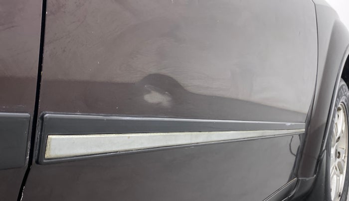 2014 Mahindra XUV500 W8, Diesel, Manual, 1,06,266 km, Driver-side door - Slightly dented