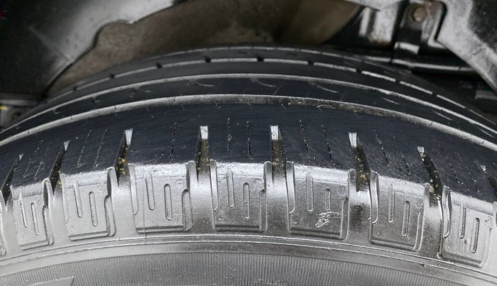 2014 Mahindra XUV500 W8, Diesel, Manual, 1,06,266 km, Left Rear Tyre Tread