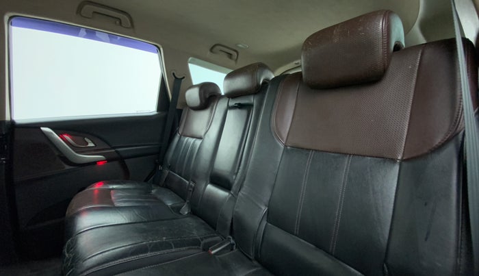 2014 Mahindra XUV500 W8, Diesel, Manual, 1,06,266 km, Right Side Rear Door Cabin