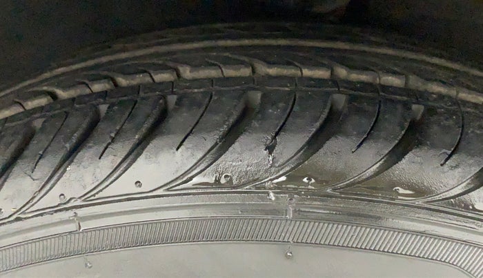 2011 Hyundai i10 MAGNA 1.2, Petrol, Manual, 49,759 km, Right Front Tyre Tread