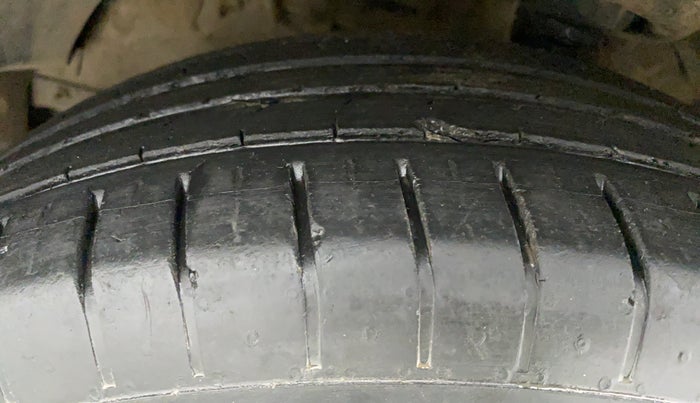 2020 Mahindra XUV300 1.2 W6 MT, Petrol, Manual, 30,356 km, Left Front Tyre Tread