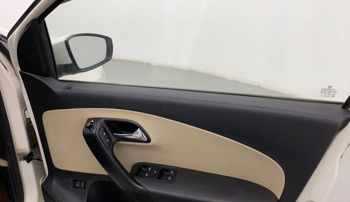 2017 Skoda Rapid AMBITION 1.5 TDI, Diesel, Manual, 1,23,383 km, Right front window switch / handle - Power window makes minor noise