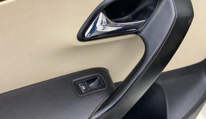 2017 Skoda Rapid AMBITION 1.5 TDI, Diesel, Manual, 1,23,383 km, Left front window switch / handle - Switch/handle not functional