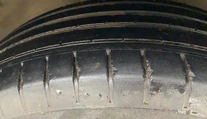 2014 Maruti Swift Dzire ZXI, Petrol, Manual, 1,09,051 km, Right Front Tyre Tread