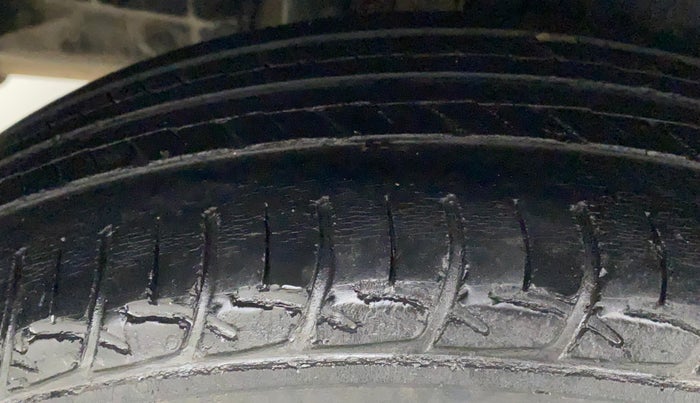 2014 Maruti Swift Dzire ZXI, Petrol, Manual, 1,09,051 km, Right Rear Tyre Tread