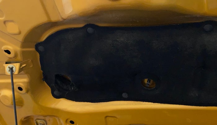 2020 Renault TRIBER RXT, Petrol, Manual, 61,207 km, Bonnet (hood) - Insulation cover has minor damage
