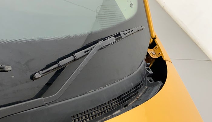 2020 Renault TRIBER RXT, Petrol, Manual, 61,207 km, Bonnet (hood) - Cowl vent panel has minor damage