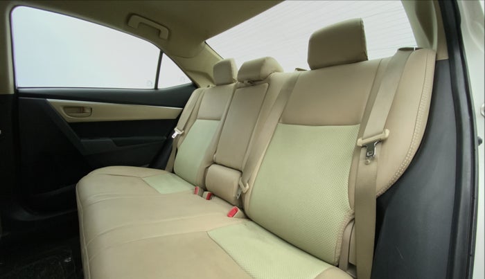 2015 Toyota Corolla Altis D 4D J, Diesel, Manual, 82,675 km, Right Side Rear Door Cabin