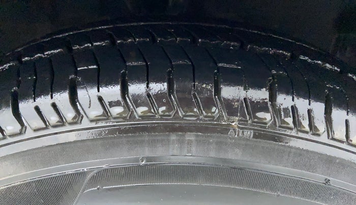 2010 Hyundai i10 SPORTZ 1.2, Petrol, Manual, 39,838 km, Right Front Tyre Tread