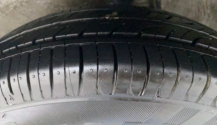 2014 Maruti Alto 800 LXI, Petrol, Manual, 34,441 km, Left Front Tyre Tread