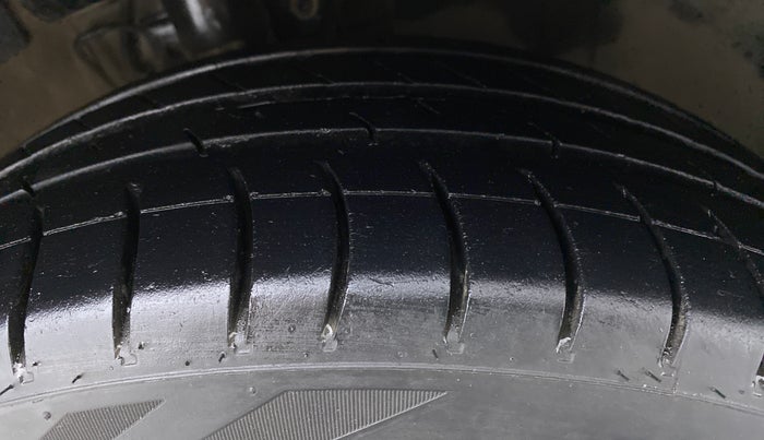 2016 Volkswagen Vento HIGHLINE PETROL, Petrol, Manual, 75,162 km, Right Front Tyre Tread