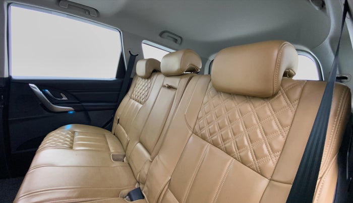 2018 Mahindra XUV500 W11 (O), Diesel, Manual, 89,157 km, Right Side Rear Door Cabin