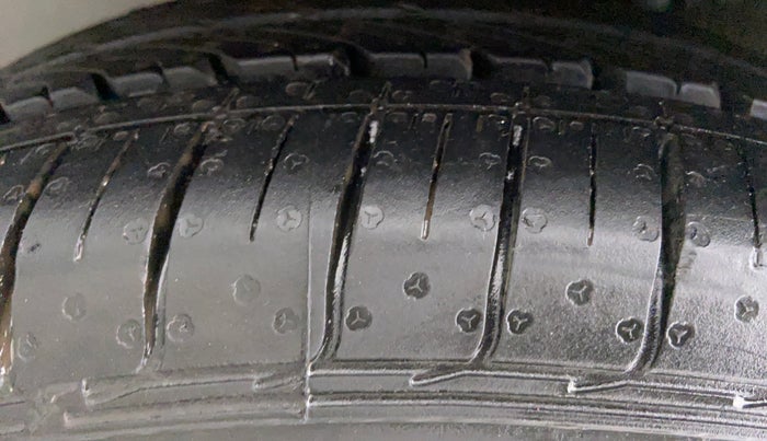 2013 Maruti Ertiga VXI, Petrol, Manual, 34,189 km, Left Front Tyre Tread