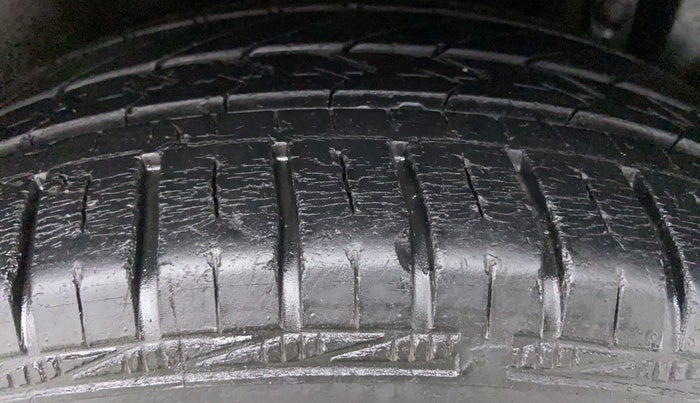 2013 Maruti Ertiga VXI, Petrol, Manual, 34,189 km, Left Rear Tyre Tread