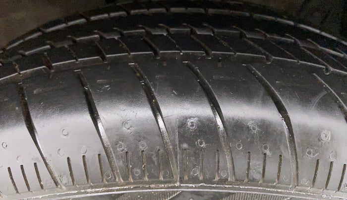 2013 Maruti Ertiga VXI, Petrol, Manual, 34,189 km, Right Front Tyre Tread