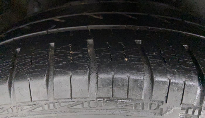 2013 Maruti Ertiga VXI, Petrol, Manual, 34,189 km, Right Rear Tyre Tread