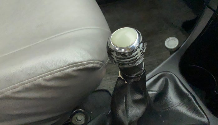 2013 Toyota Etios Liva G, Petrol, Manual, 79,288 km, Gear lever - Knob has minor damage