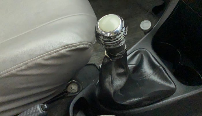 2013 Toyota Etios Liva G, Petrol, Manual, 79,288 km, Gear lever - Boot cover slightly torn