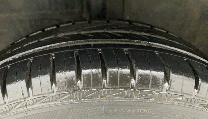 2013 Toyota Etios Liva G, Petrol, Manual, 79,288 km, Left Front Tyre Tread