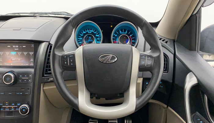 2016 Mahindra XUV500 W10, Diesel, Manual, 54,975 km, Steering Wheel Close Up
