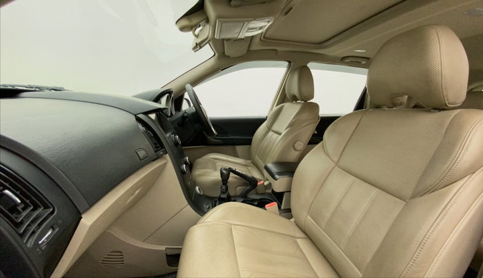 2016 Mahindra XUV500 W10, Diesel, Manual, 54,975 km, Right Side Front Door Cabin