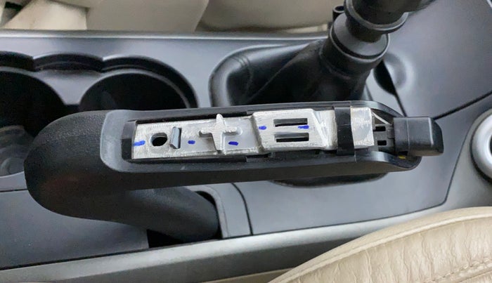 2016 Mahindra XUV500 W10, Diesel, Manual, 54,975 km, Gear lever - Hand brake lever cover torn