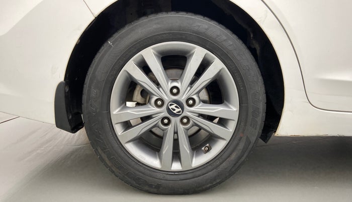 2017 Hyundai New Elantra 1.6 SX (O) AT DIESEL, Diesel, Automatic, 70,112 km, Right Rear Wheel