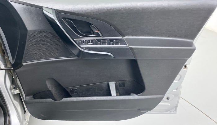 2018 Mahindra XUV500 W5 FWD, Diesel, Manual, 35,913 km, Driver Side Door Panels Control
