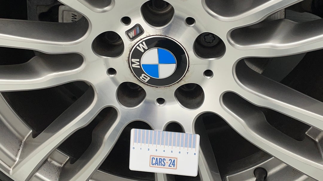 Wheels Hubcap Front RHS Scratch