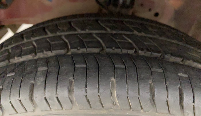 2015 Honda Brio S MT, Petrol, Manual, 50,489 km, Left Front Tyre Tread