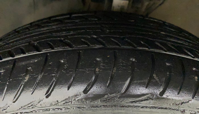 2017 Volkswagen Ameo TRENDLINE 1.2L, Petrol, Manual, 53,066 km, Left Front Tyre Tread