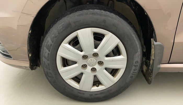 2017 Volkswagen Ameo TRENDLINE 1.2L, Petrol, Manual, 53,066 km, Left front tyre - Minor crack