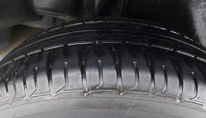 2016 Maruti Ciaz ZXI PLUS, Petrol, Manual, 88,483 km, Right Rear Tyre Tread
