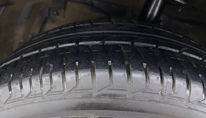 2016 Maruti Ciaz ZXI PLUS, Petrol, Manual, 88,483 km, Left Front Tyre Tread