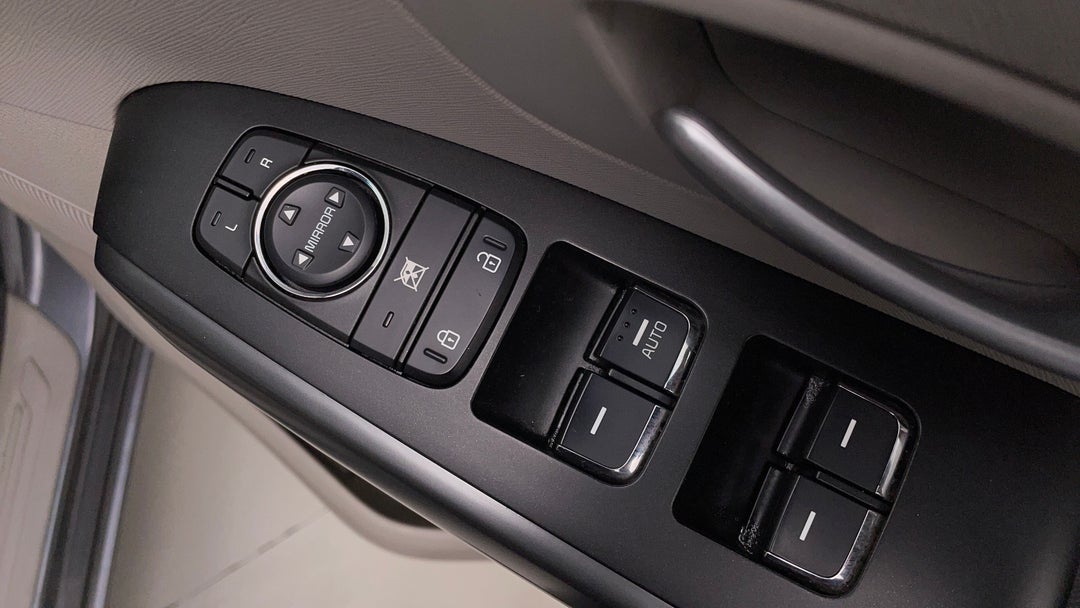 2017 Kia Carnival S, Automatic, 126569 km, Drivers Side Door Panel Controls