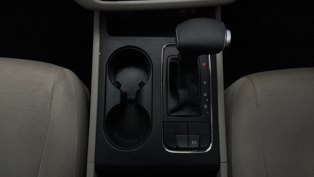 2017 Kia Carnival S, Automatic, 126569 km, Gear Lever 