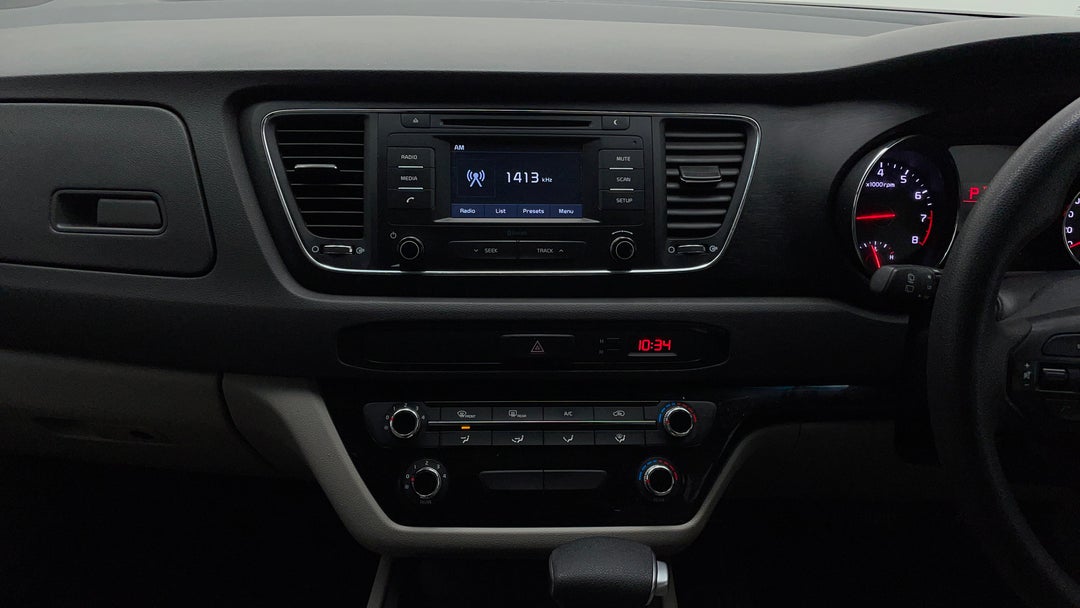 2017 Kia Carnival S, Automatic, 126569 km, Center Console