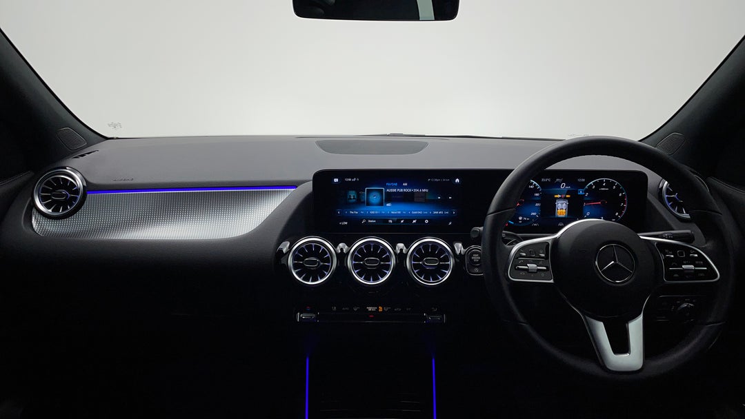 2022 Mercedes-benz GLA 200, Automatic, 24049 km, Dashboard View